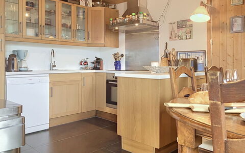 Chalet Scarbo: Mueble, Cocina, Mostrador, Gabinetes, Aparato De Cocina, Piso, Diseño De Interiores, Madera, Suelo, Techo
