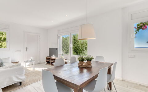 S'Alqueria Petita: Mueble, Diseño De Interiores, Piso, Suelo, Mesa, Silla, Madera, Cocina Y Comedor Mesa, Techo, Comedor