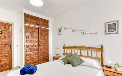 Dulce Vida Ii: Cama, Habitación, Mueble, Madera, Diseño De Interiores, Piso, Lecho, Sábana, Suelo, Linos
