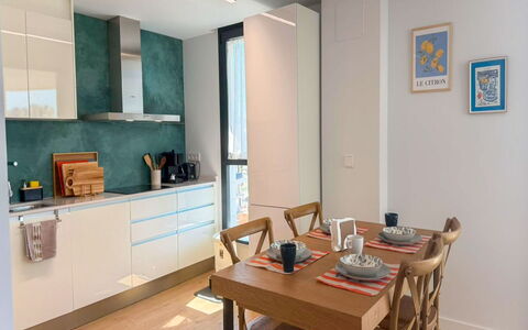 Residencial Áster: Mueble, Diseño De Interiores, Mostrador, Piso, Cocina, Pared, Madera, Suelo, Aparato De Cocina, Gabinetes
