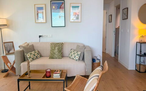 Residencial Áster: Mueble, Diseño De Interiores, Piso, Sofá, Suelo, Pared, Madera, Habitación, Sala, Amortiguar