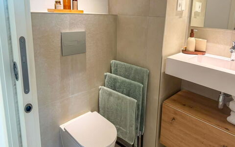 Residencial Áster: Arreglo De Tubería, Piso, Baño, Diseño De Interiores, Suelo, Baño, Mueble De Baño, Plomería, Asiento Del Baño, Grifo