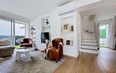 Les Boutons D'Or: Mueble, Diseño De Interiores, Piso, Suelo, Pared, Techo, Madera, Sala, Habitación, Casa