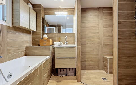 Les Boutons D'Or: Piso, Diseño De Interiores, Suelo, Pared, Arreglo De Tubería, Madera, Mueble De Baño, Baño, Lavabo, Lavabo Del Baño