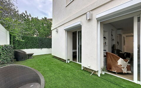 Les Boutons D'Or: Jardín, Casa, Césped, Patio Interior, Yarda, Césped Artificial, Paisajismo, Patio, Balcón, Entrada De Coches