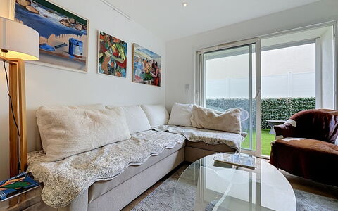 Les Boutons D'Or: Mueble, Diseño De Interiores, Sofá, Pared, Piso, Suelo, Sala, Habitación, Techo, Departamento