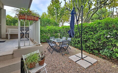 Les Floralies: Mueble Para Exteriores, Mueble, Jardín, Sombra, Mesa Al Aire Libre, Silla, Patio Interior, Paisajismo, Yarda