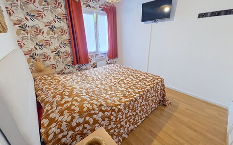 Les Floralies: Diseño De Interiores, Pared, Mueble, Habitación, Suelo, Piso, Madera, Cama, Sábana, Linos