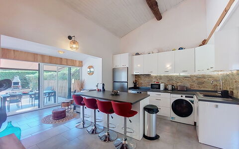 Mini Villa Mare Sole: Diseño De Interiores, Mueble, Piso, Techo, Cocina, Suelo, Mostrador, Habitación, Electrodoméstico, Encendiendo