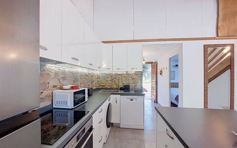 Mini Villa Mare Sole: Cocina, Mostrador, Piso, Aparato De Cocina, Diseño De Interiores, Suelo, Electrodoméstico, Techo, Gabinetes, Madera