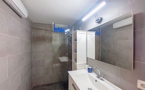 Mini Villa Mare Sole: Piso, Arreglo De Tubería, Suelo, Baño, Lavabo Del Baño, Diseño De Interiores, Lavabo, Grifo, Mueble De Baño, Plomería