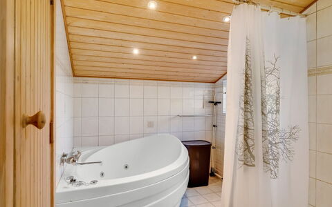 Aarthi - 300M from the Sea: Piso, Diseño De Interiores, Arreglo De Tubería, Baño, Suelo, Bañera, Madera, Techo, Plomería, Grifo