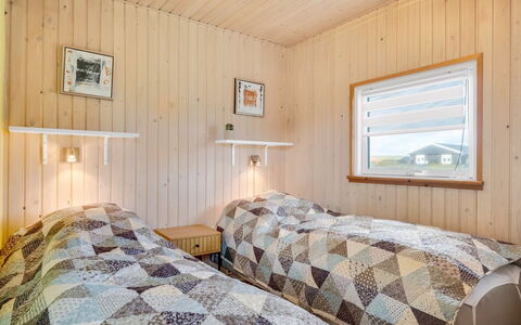 Aarthi - 300M from the Sea: Madera, Habitación, Techo, Suelo, Diseño De Interiores, Piso, Cama, Casa, Sábana, Habitación