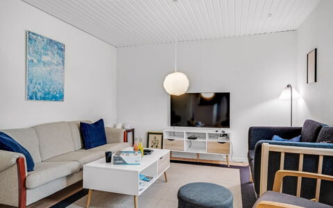Terese - 200M to the Fjord: Mueble, Diseño De Interiores, Piso, Pared, Madera, Suelo, Techo, Habitación, Sala, Sofá
