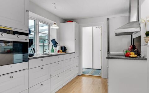 Terese - 200M to the Fjord: Cocina, Aparato De Cocina, Gabinetes, Piso, Mostrador, Electrodoméstico, Diseño De Interiores, Madera, Suelo, Electrodoméstico