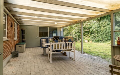 Terese - 200M to the Fjord: Madera, Techo, Mueble, Porche, Manchas De Madera, Madera Dura, Sombra, Estructura Al Aire Libre, Patio Interior, Cubierta