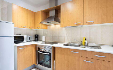 Balandros Sun: Cocina, Mostrador, Electrodoméstico, Gabinetes, Aparato De Cocina, Madera, Diseño De Interiores, Piso, Mueble, Suelo
