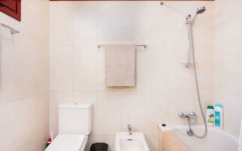 Balandros Sun: Baño, Arreglo De Tubería, Asiento Del Baño, Baño, Piso, Lavabo, Lavabo Del Baño, Suelo, Diseño De Interiores, Grifo
