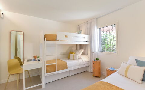 Red Rocks: Cama, Mueble, Habitación, Diseño De Interiores, Lecho, Piso, Sábana, Suelo, Techo, Marco De La Cama