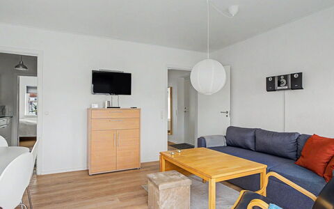 Leefke - 200M from the Sea: Mueble, Diseño De Interiores, Piso, Madera, Suelo, Habitación, Techo, Mesa, Encendiendo, Sala
