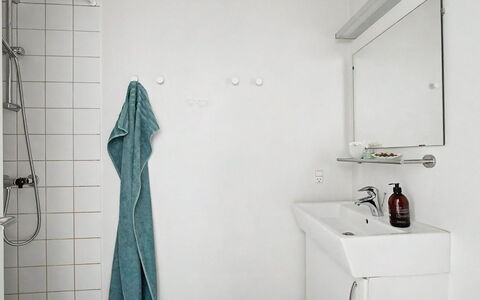 Leefke - 200M from the Sea: Arreglo De Tubería, Pared, Baño, Piso, Diseño De Interiores, Suelo, Plomería, Grifo, Techo, Lavabo