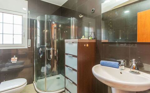 Casa Anchoa: Baño, Arreglo De Tubería, Diseño De Interiores, Piso, Lavabo Del Baño, Lavabo, Suelo, Grifo, Baño, Plomería