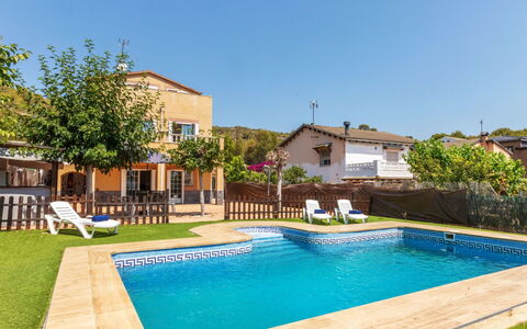 Casa Anchoa: Piscina, Jardín, Cerca, Patio Interior, Paisajismo, Inmuebles, Césped, Yarda, Sombra, Casa De Campo