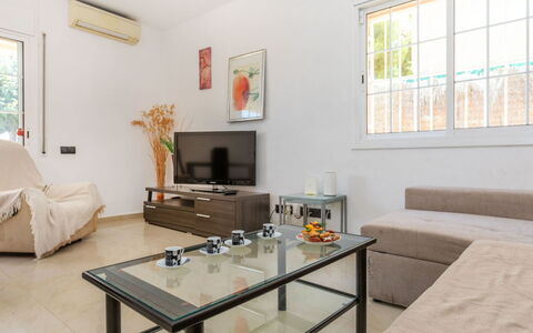 Casa Anchoa: Mueble, Diseño De Interiores, Sofá, Piso, Suelo, Habitación, Mesa, Departamento, Techo, Sala