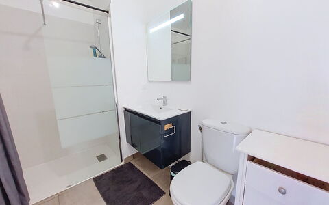 Les Alizés: Asiento Del Baño, Arreglo De Tubería, Piso, Baño, Baño, Suelo, Diseño De Interiores, Lavabo Del Baño, Mueble De Baño, Lavabo