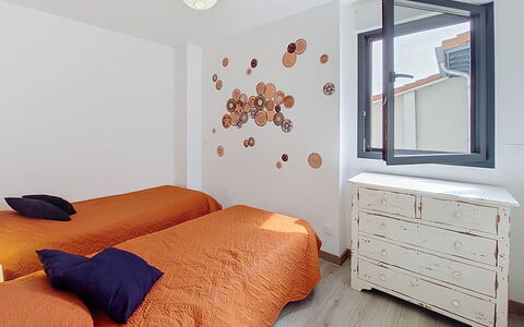 Les Alizés: Cama, Mueble, Diseño De Interiores, Habitación, Pared, Lecho, Sábana, Piso, Suelo, Madera