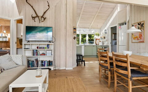 Thorolf - 625M from the Sea: Mueble, Diseño De Interiores, Piso, Madera, Techo, Suelo, Suelos De Madera, Casa, Habitación, Sala