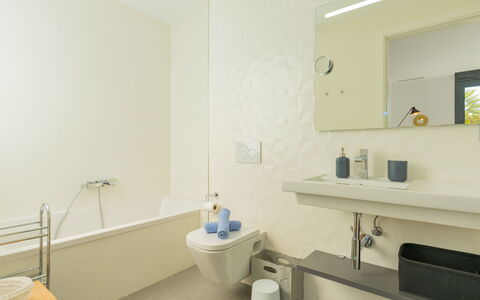 Azure: Baño, Lavabo Del Baño, Diseño De Interiores, Arreglo De Tubería, Piso, Pared, Lavabo, Suelo, Mueble De Baño, Grifo