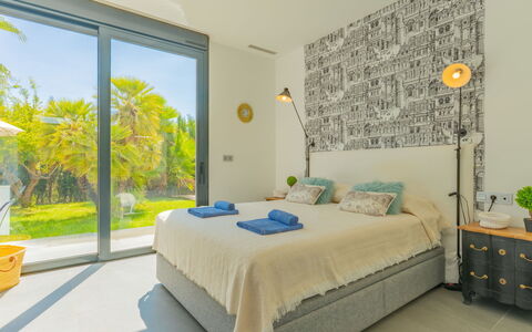 Azure: Mueble, Diseño De Interiores, Cama, Habitación, Pared, Piso, Suelo, Techo, Madera, Habitación