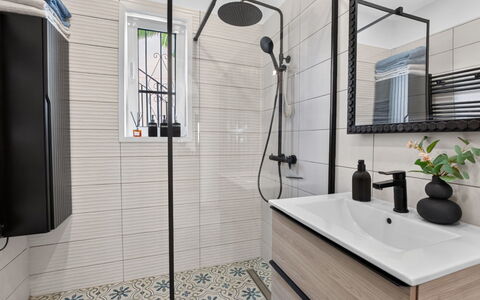 Quesada: Piso, Arreglo De Tubería, Diseño De Interiores, Baño, Suelo, Loseta, Plomería, Lavabo, Grifo, Mueble De Baño