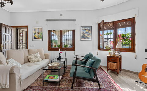 Quesada: Mueble, Diseño De Interiores, Piso, Sofá, Mesa, Suelo, Sala, Techo, Silla, Habitación