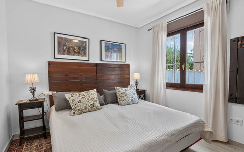 Quesada: Mueble, Cama, Diseño De Interiores, Habitación, Lecho, Piso, Sábana, Suelo, Madera, Techo