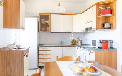 Casa Margia: Cocina, Mueble, Aparato De Cocina, Mostrador, Diseño De Interiores, Madera, Gabinetes, Electrodoméstico, Piso, Habitación