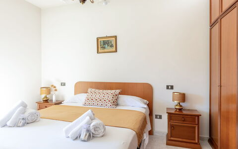 Casa Margia: Madera, Habitación, Cama, Diseño De Interiores, Mueble, Suelo, Marco De La Cama, Sábana, Habitación, Lecho