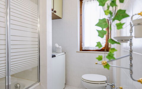 Casa Margia: Baño, Pared, Arreglo De Tubería, Piso, Diseño De Interiores, Suelo, Baño, Plomería, Grifo, Lavabo
