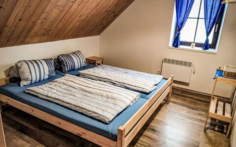 Donut Retreat 1: Madera, Habitación, Suelo, Cama, Piso, Suelos De Madera, Sábana, Mueble, Casa, Diseño De Interiores