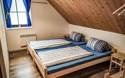 Donut Retreat 1: Madera, Casa, Habitación, Suelo, Cabaña, Madera Dura, Marco De La Cama, Cama, Suelos De Madera, Sábana