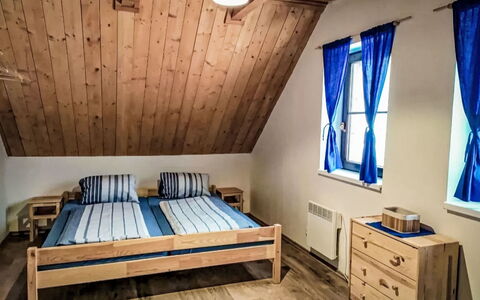 Donut Retreat 1: Madera, Habitación, Cama, Mueble, Suelos De Madera, Diseño De Interiores, Suelo, Piso, Sábana, Casa