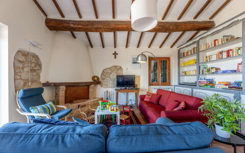 Il Melograno Apartament: Mueble, Diseño De Interiores, Pared, Madera, Sofá, Piso, Habitación, Sala, Techo, Silla