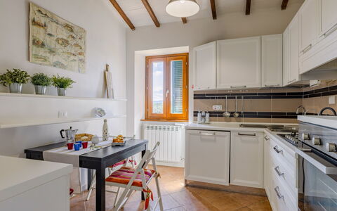 Il Melograno Apartament: Cocina, Mueble, Diseño De Interiores, Aparato De Cocina, Mostrador, Piso, Electrodoméstico, Madera, Gabinetes, Casa