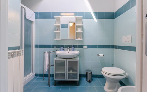 Il Melograno Apartament: Arreglo De Tubería, Piso, Baño, Diseño De Interiores, Suelo, Lavabo, Baño, Plomería, Loseta, Grifo