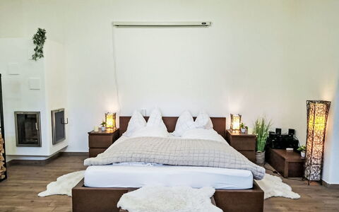 Bergzeit-Stoder: Mueble, Cama, Diseño De Interiores, Habitación, Piso, Suelo, Lecho, Madera, Habitación, Sábana