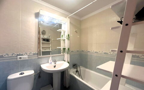 Viñasol: Baño, Lavabo Del Baño, Arreglo De Tubería, Lavabo, Bañera, Diseño De Interiores, Piso, Grifo, Baño, Suelo