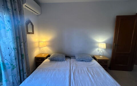 Viñasol: Cama, Habitación, Mueble, Sábana, Suelo, Lecho, Diseño De Interiores, Piso, Linos, Marco De La Cama
