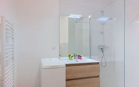 Alp'In: Piso, Diseño De Interiores, Suelo, Arreglo De Tubería, Mueble De Baño, Baño, Gabinetes, Plomería, Grifo, Habitación