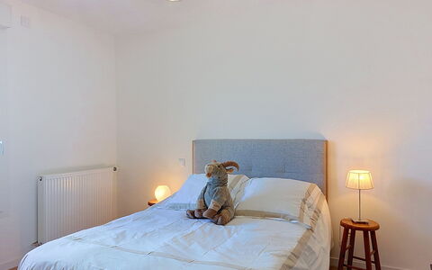 Alp'In: Cama, Mueble, Lecho, Diseño De Interiores, Habitación, Sábana, Pared, Piso, Suelo, Madera